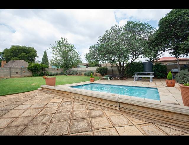 3 BEDROOM HOUSE FOR SALE IN RENSBURG